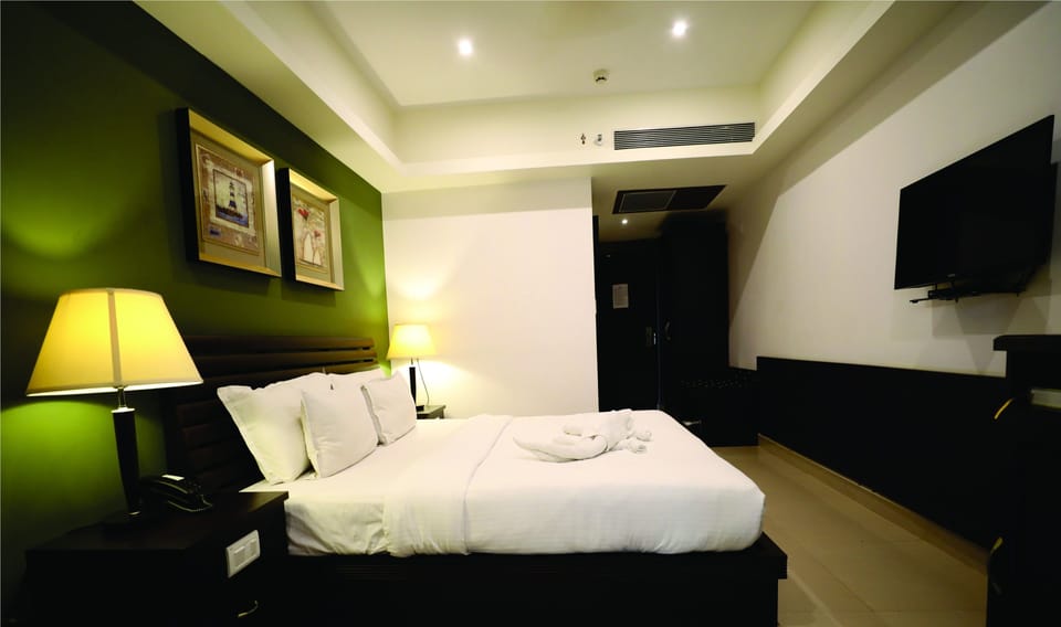 Executive Suite | Desk, iron/ironing board, free WiFi, bed sheets