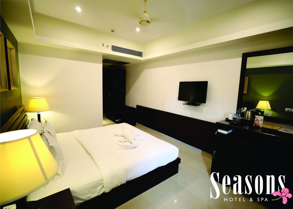 Premier Double Room, 1 Bedroom | Desk, iron/ironing board, free WiFi, bed sheets