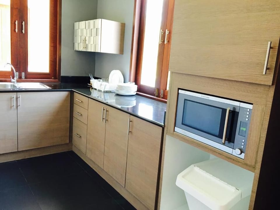 Full-size fridge, microwave, coffee/tea maker, electric kettle