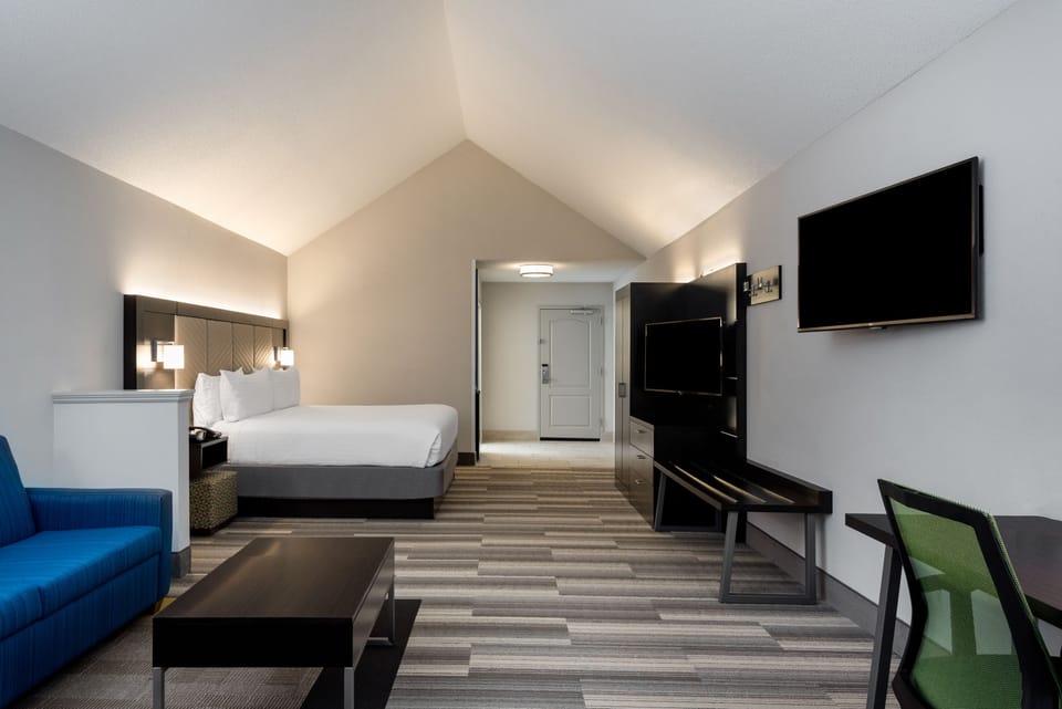 Suite, 1 King Bed with Sofa bed (Extra Floor Space) | In-room safe, desk, iron/ironing board, cribs (free)