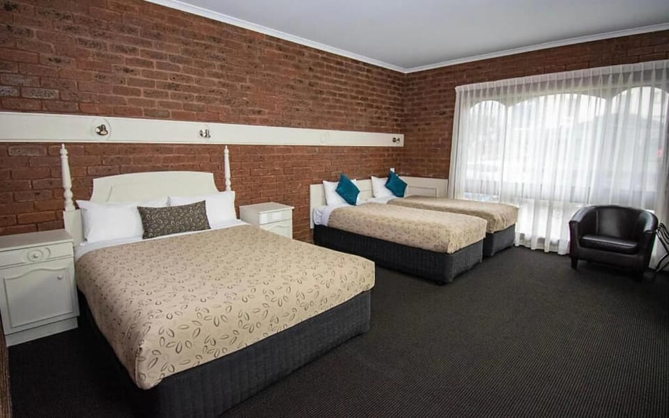 Family Room, Kitchenette (Family room) | Desk, iron/ironing board, free WiFi, bed sheets