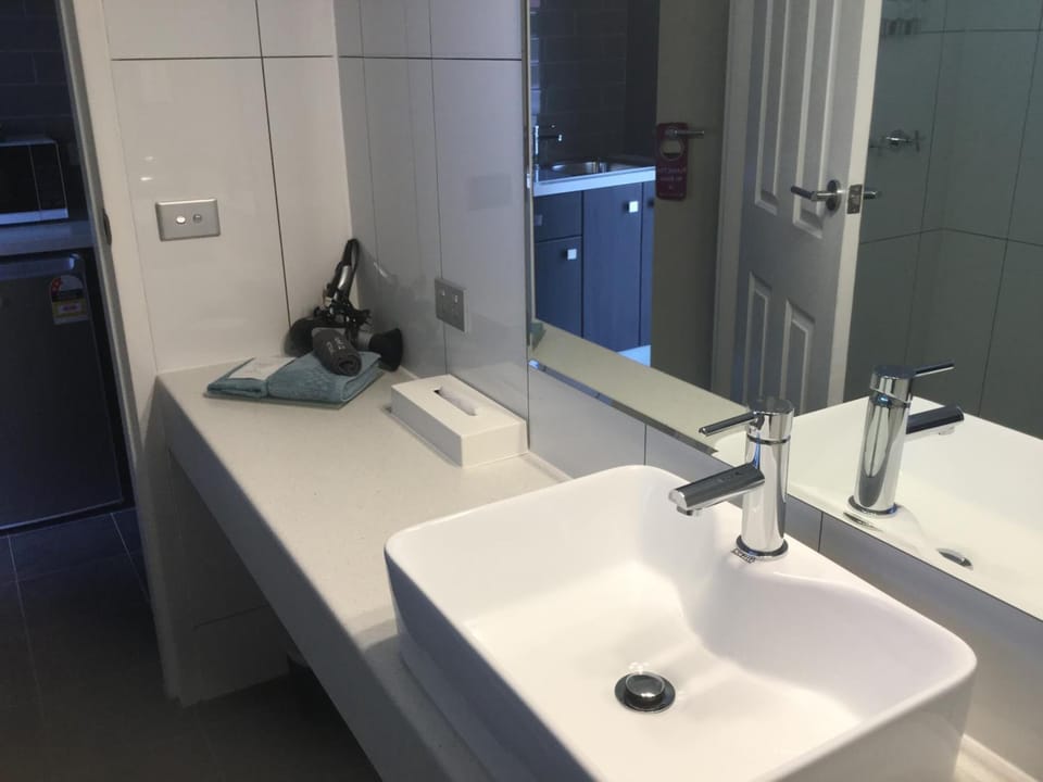 Combined shower/tub, towels