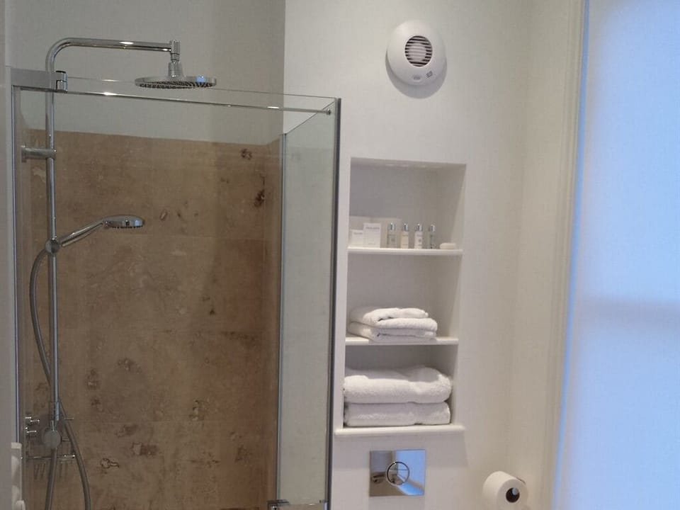Superior Double or Twin Room, Ensuite (Harrison) | Bathroom | Free toiletries, towels