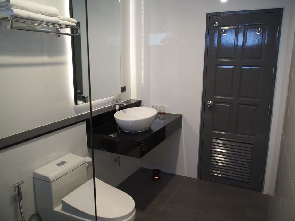 Shower, free toiletries, hair dryer, towels