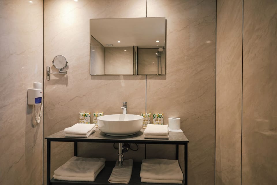Apartment | Bathroom | Combined shower/tub, free toiletries, hair dryer, towels