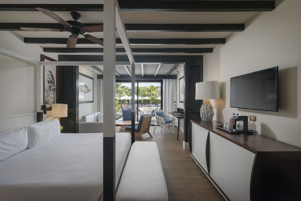 Free minibar, in-room safe, desk, free WiFi