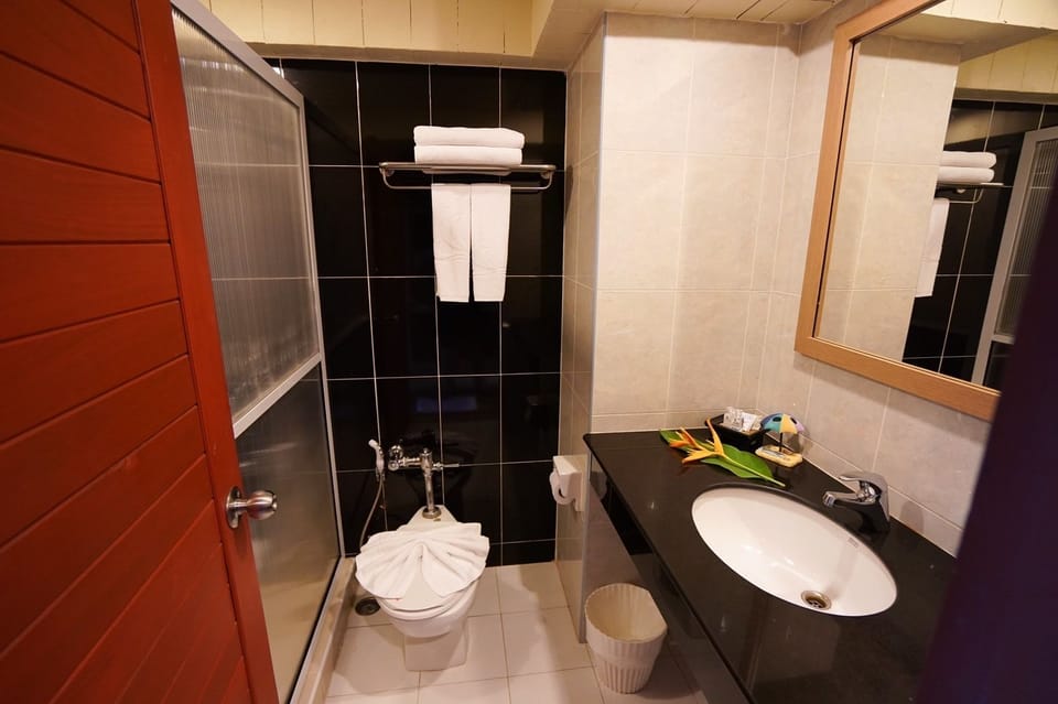 Deluxe Room Sea View | Bathroom | Shower, free toiletries, towels