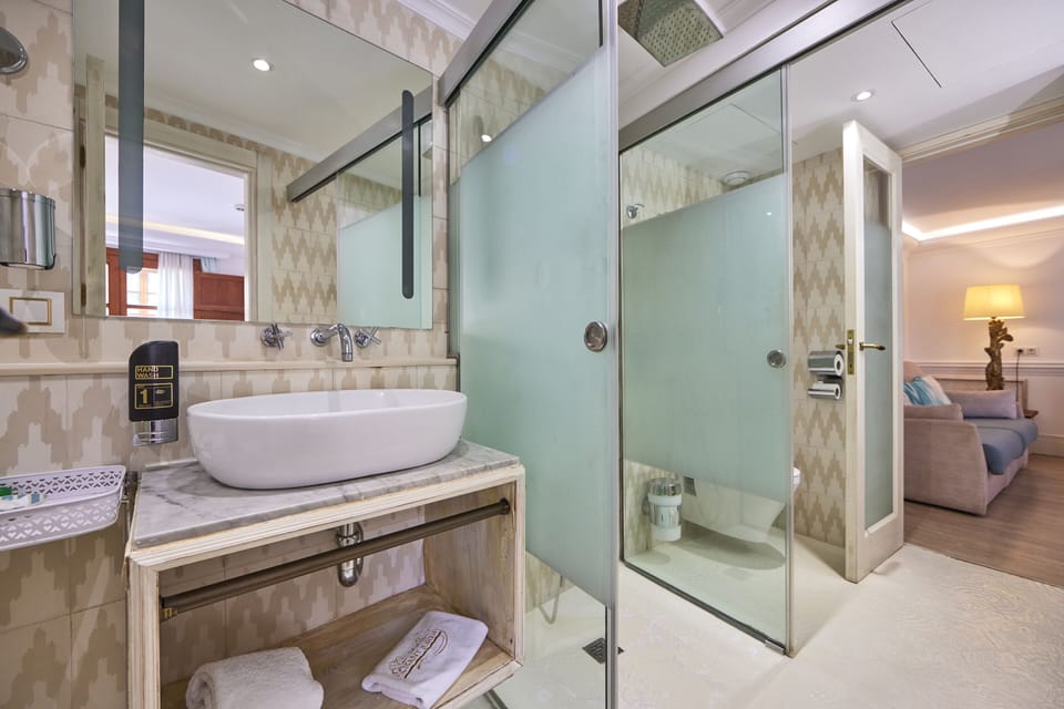 Junior Suite (Living Room or Balcony) | Bathroom | Hair dryer (on request), towels, soap, shampoo