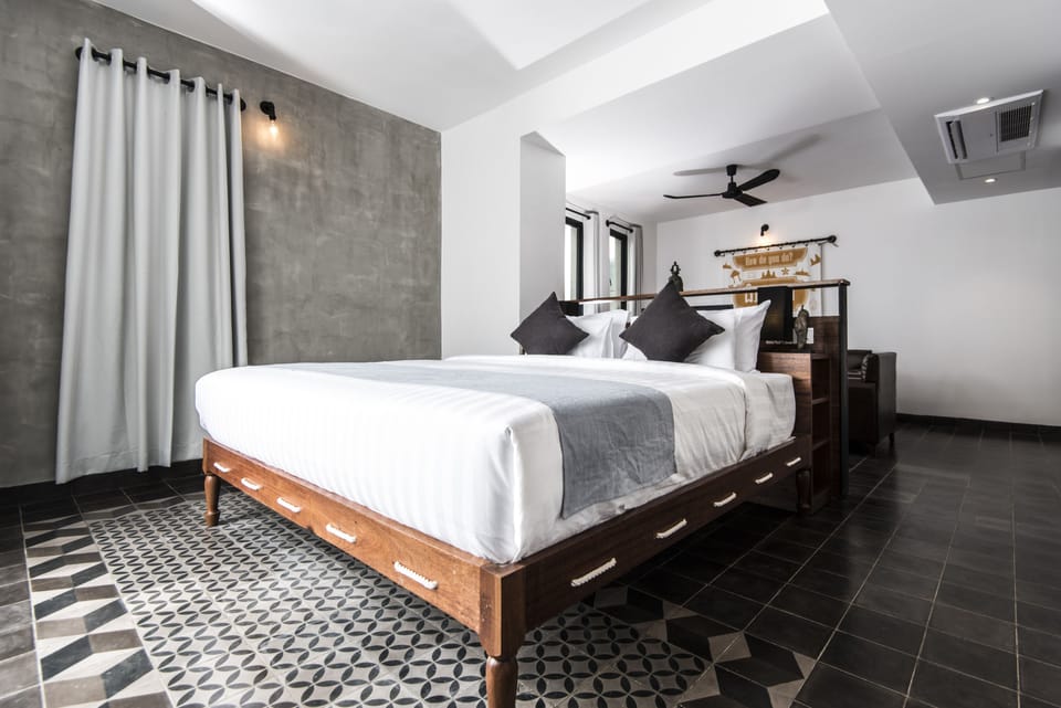 Aquarius Suite | Minibar, in-room safe, desk, blackout drapes