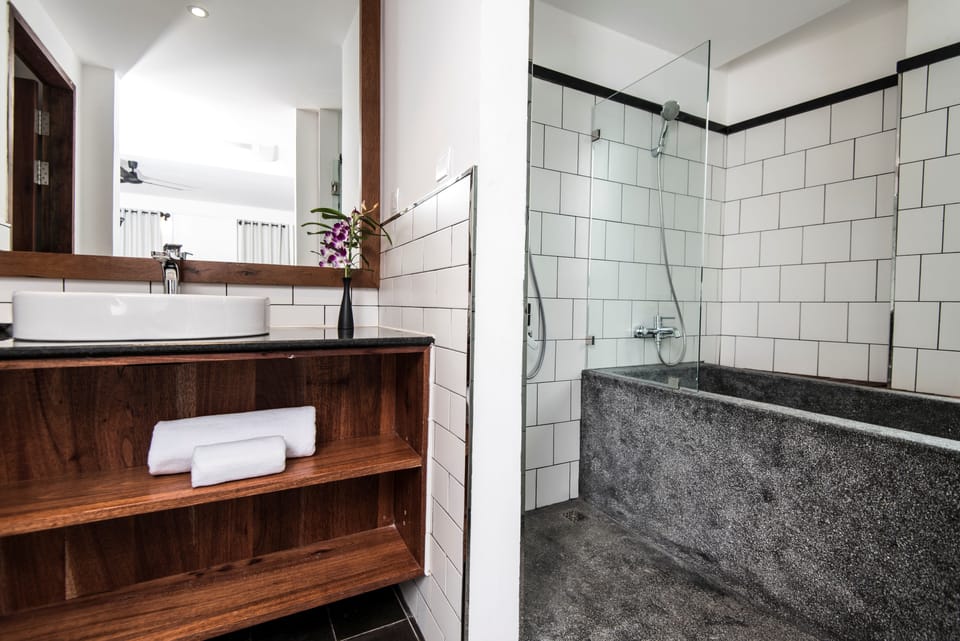 Executive Suite | Bathroom | Free toiletries, hair dryer, slippers, towels