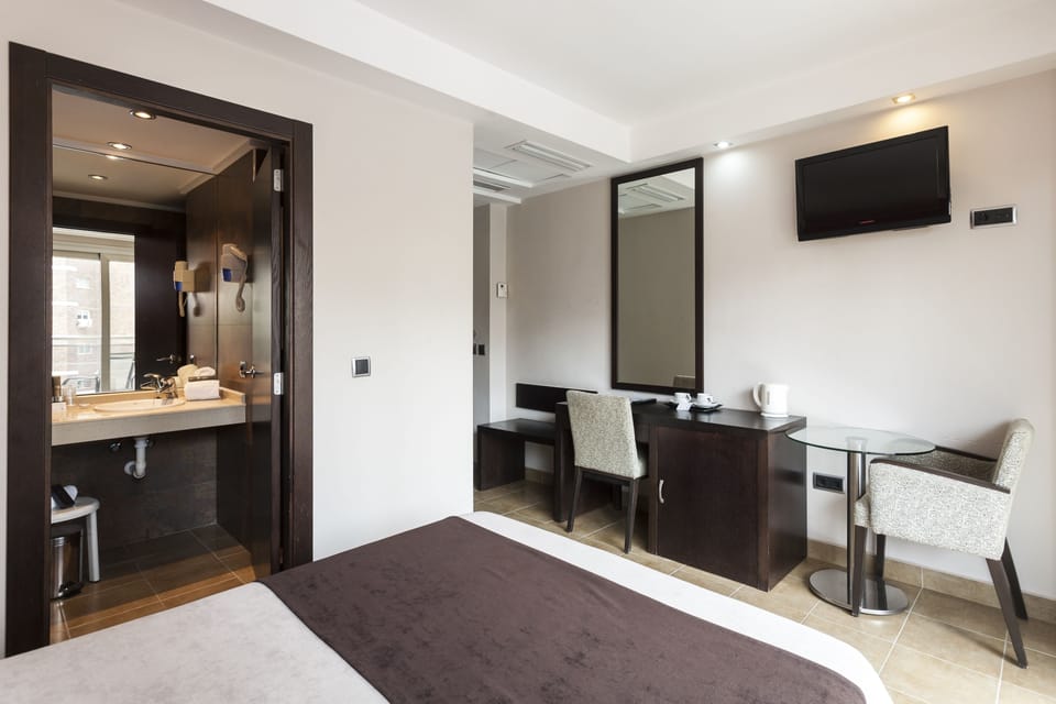 Single Room | Premium bedding, in-room safe, desk, laptop workspace