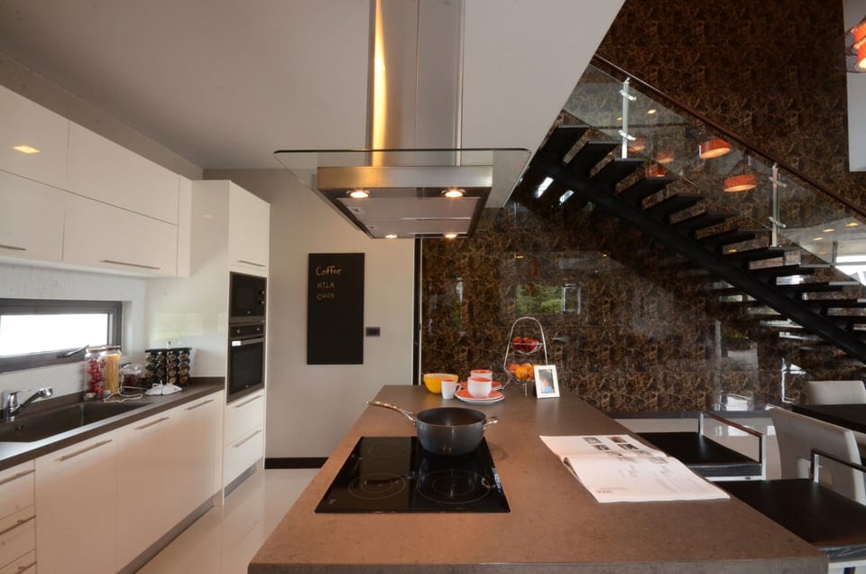 Family Villa | Private kitchen | Full-size fridge, microwave, oven, stovetop