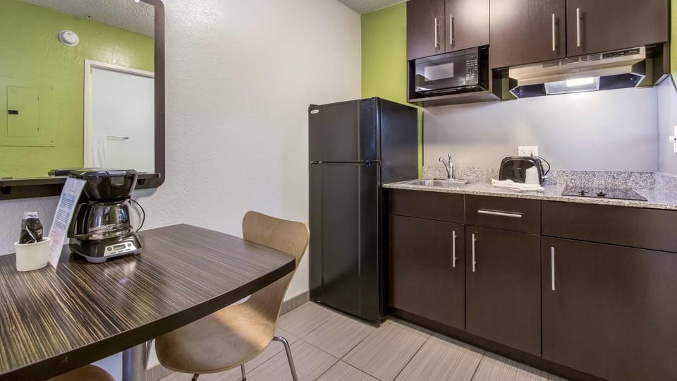 Desk, iron/ironing board, WiFi, bed sheets