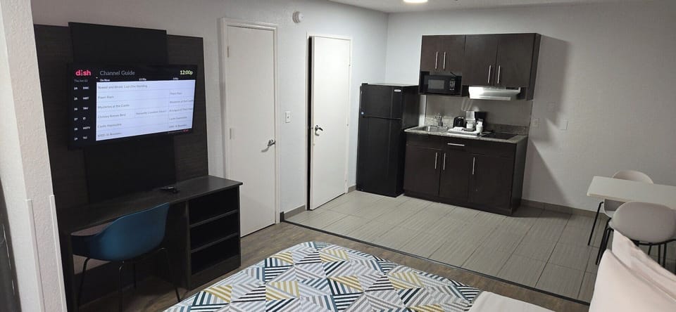 Desk, iron/ironing board, WiFi, bed sheets