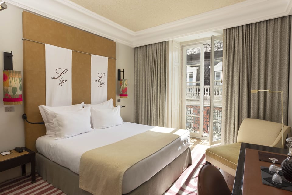 Baixa Double Room | Hypo-allergenic bedding, minibar, in-room safe, desk