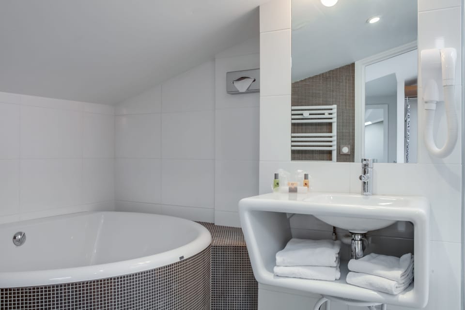 Superior Double or Twin Room | Deep soaking bathtub