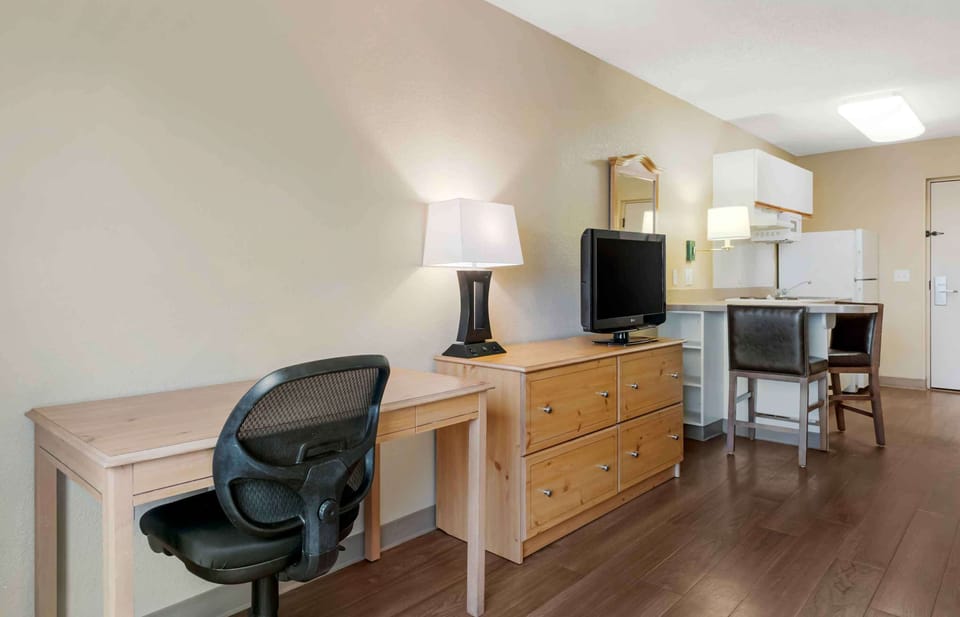 Studio, 2 Queen Beds, Non Smoking | Desk, free WiFi, bed sheets