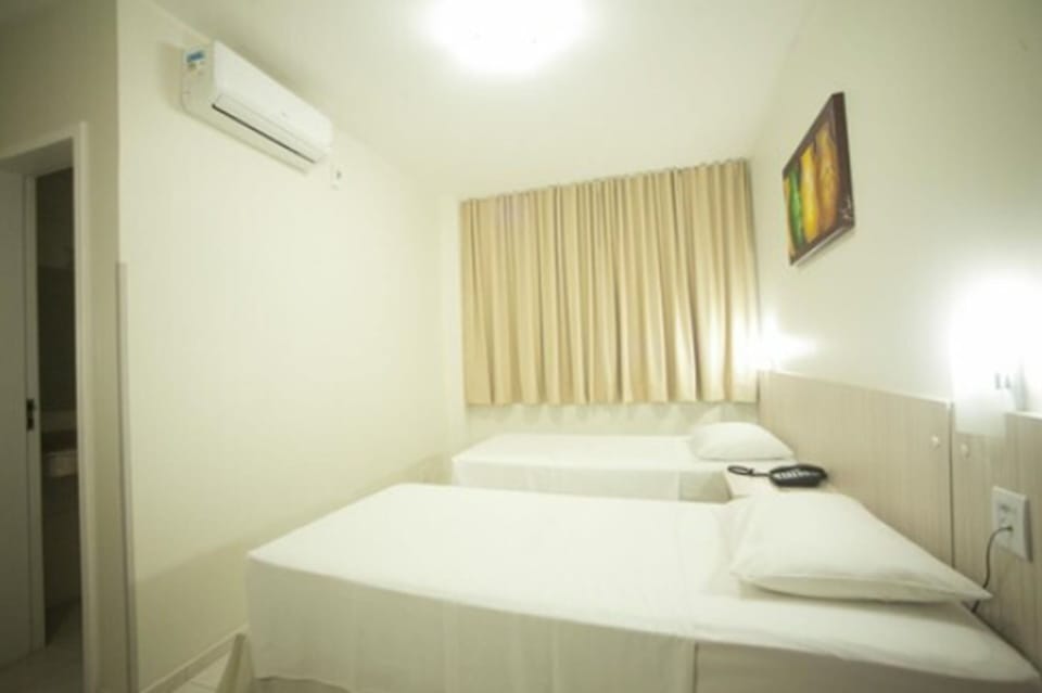 Hypo-allergenic bedding, minibar, desk, free WiFi