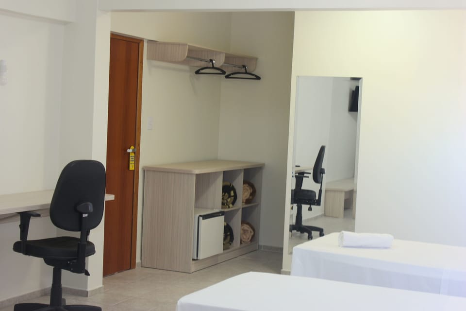 Hypo-allergenic bedding, minibar, desk, free WiFi