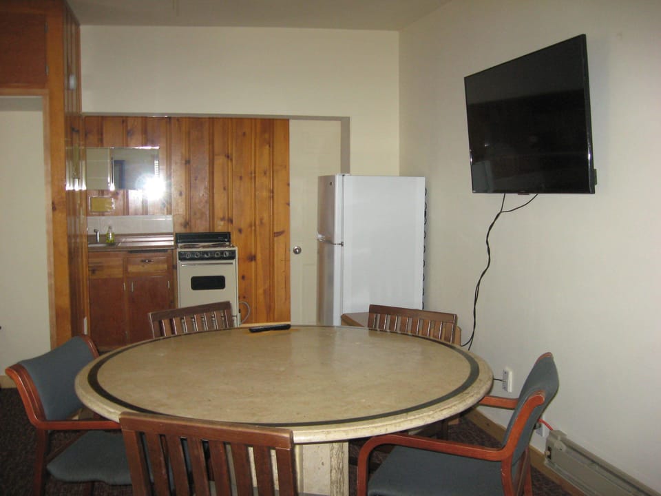 Standard Room, Multiple Beds, Non Smoking, No Pets, Kitchen, (2 Queens 1 Twin with Full Kitchen) | In-room dining