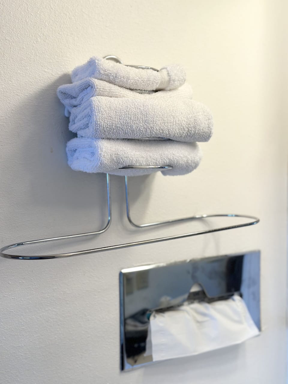 Standard Room, 1 Queen Bed | Bathroom | Free toiletries, hair dryer, towels