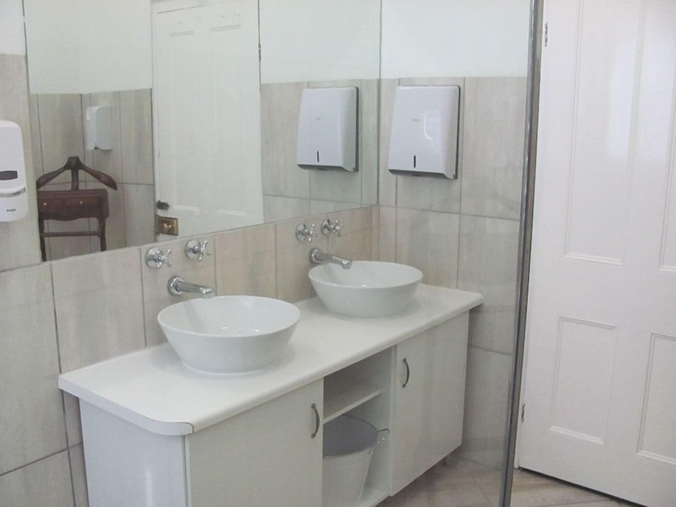 Deluxe Room (1) | Bathroom sink