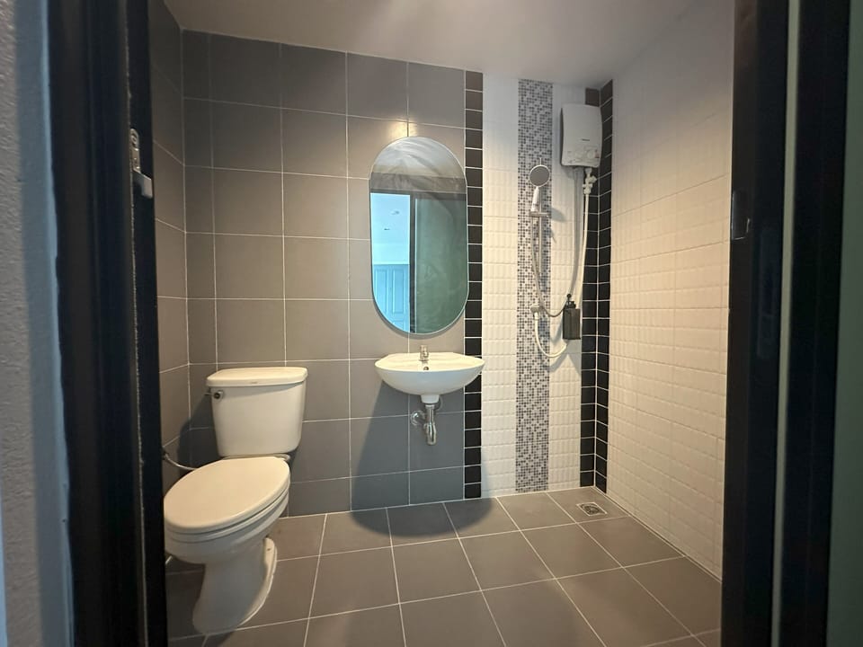 Family Room, Multiple Beds | Bathroom | Shower, free toiletries, towels, shampoo