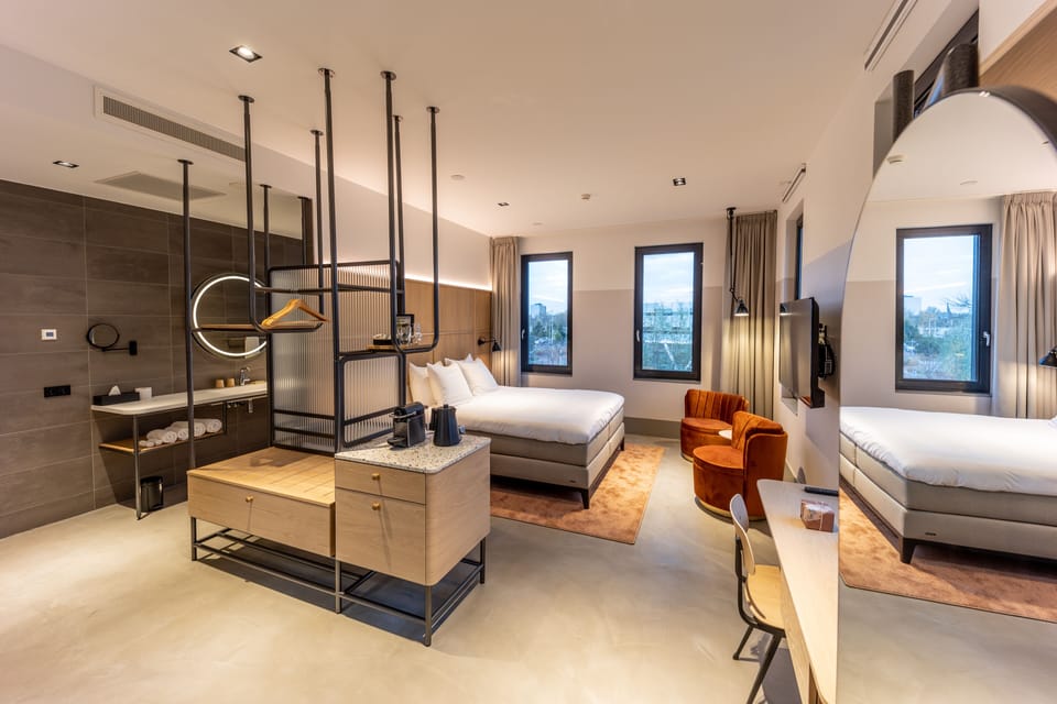 Junior Studio Suite, 1 King Bed, Private Bathroom | Hypo-allergenic bedding, minibar, in-room safe, desk