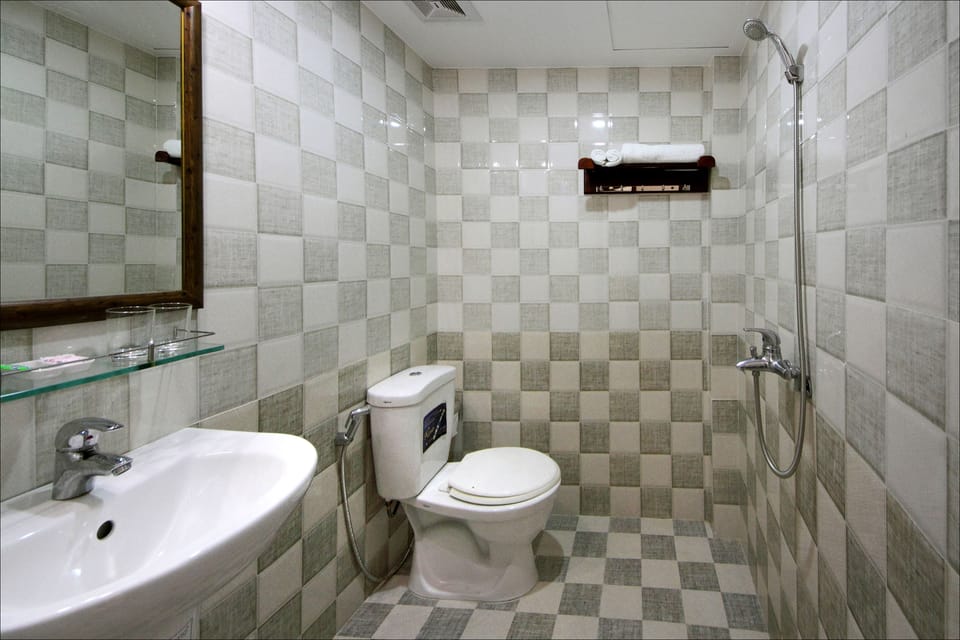 Superior Double Room | Bathroom | Shower, free toiletries, hair dryer, slippers
