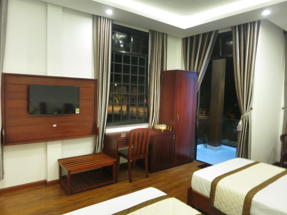Deluxe Triple Room | Minibar, desk, blackout drapes, free WiFi
