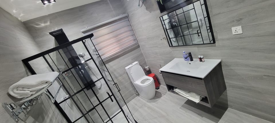 Executive Room, 1 Bedroom | Bathroom | Shower, rainfall showerhead, free toiletries, towels