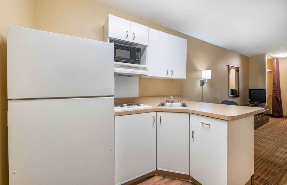 Studio, 2 Double Beds, Non Smoking | Private kitchen | Coffee/tea maker, fridge, microwave, stovetop
