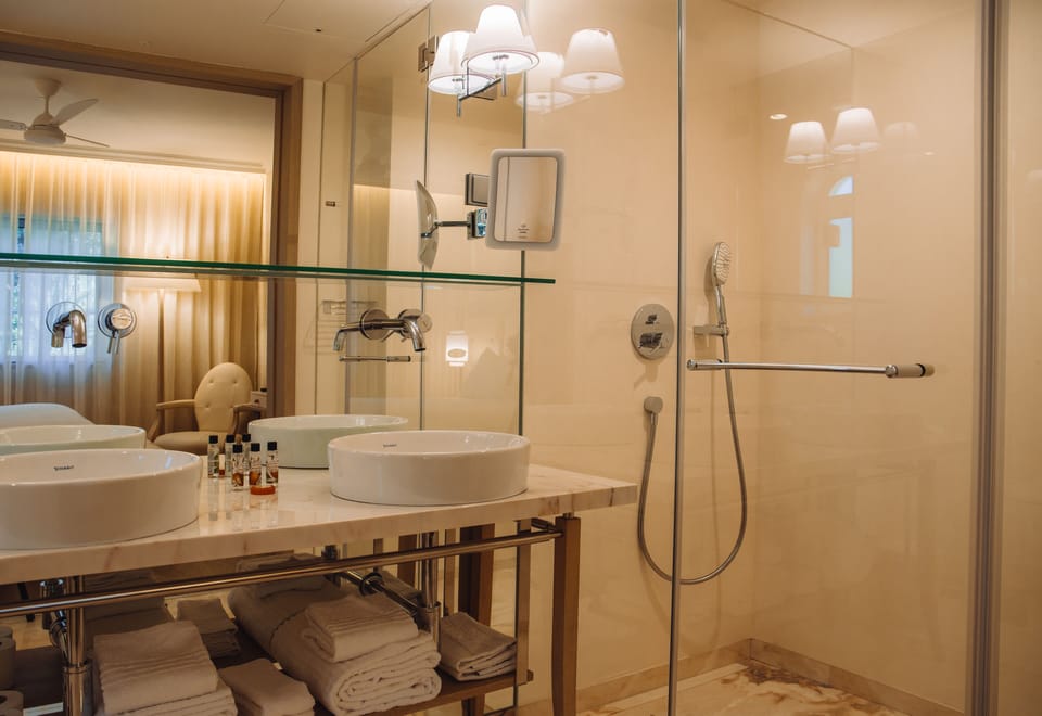 Premium Suite, Garden View | Bathroom | Shower, rainfall showerhead, free toiletries, hair dryer