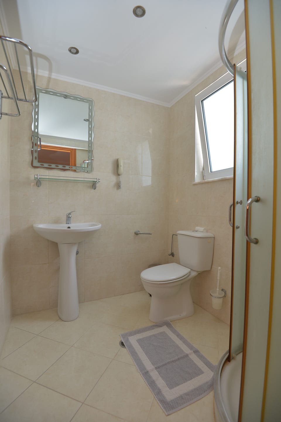 Shower, free toiletries, hair dryer