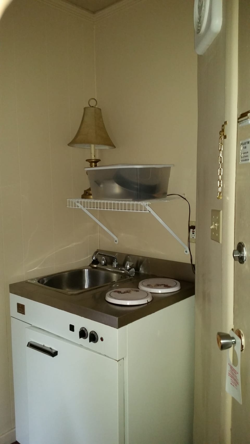 Room, 1 Queen Bed, Kitchenette | Private kitchenette | Fridge, microwave