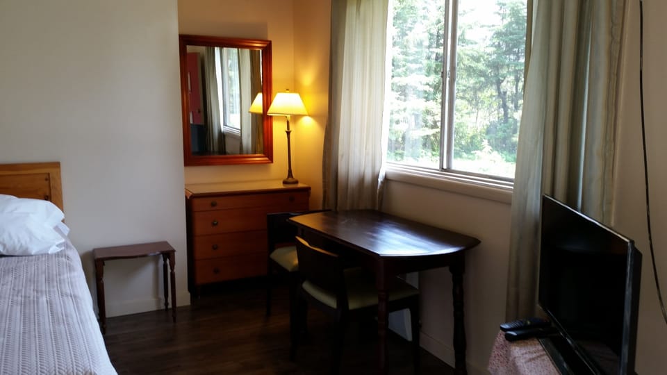 Room, 1 Queen Bed, Kitchenette | Desk, WiFi (free)