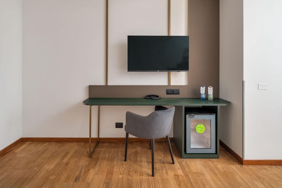 Junior Suite | Minibar, in-room safe, desk, WiFi (free)