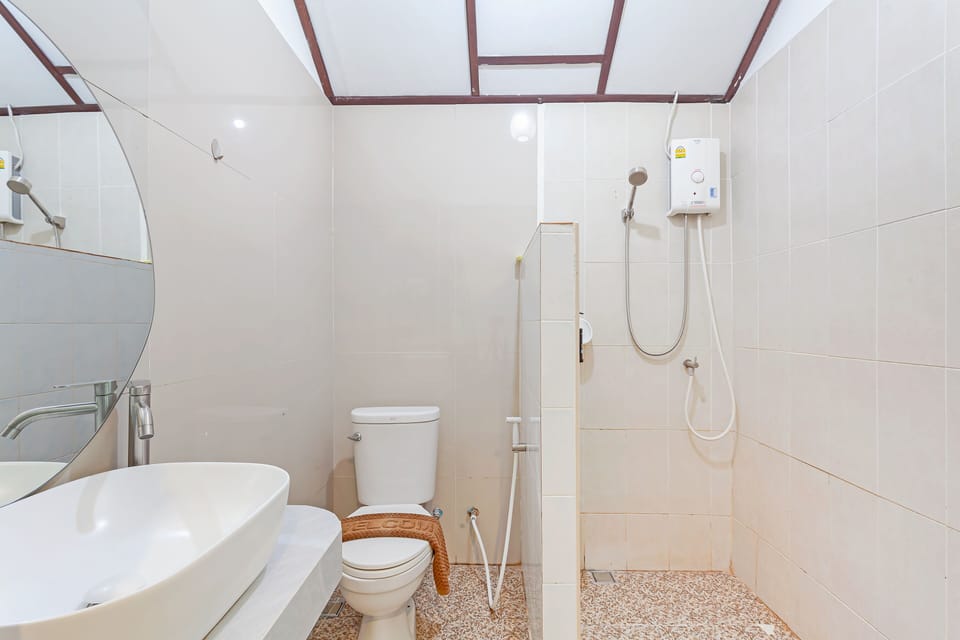 Deluxe Triple Beds Room Garden View | Bathroom | Shower, free toiletries, hair dryer (on request), towels