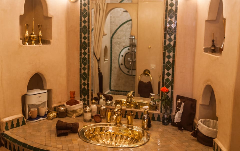 Suite (Cannelle) | Bathroom | Shower, hydromassage showerhead, designer toiletries, hair dryer