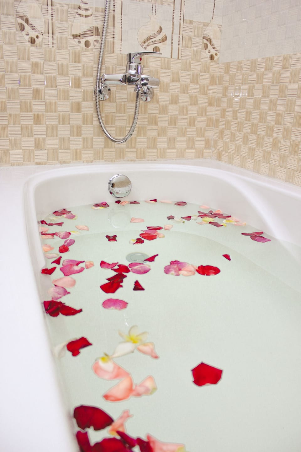 Deep soaking bathtub