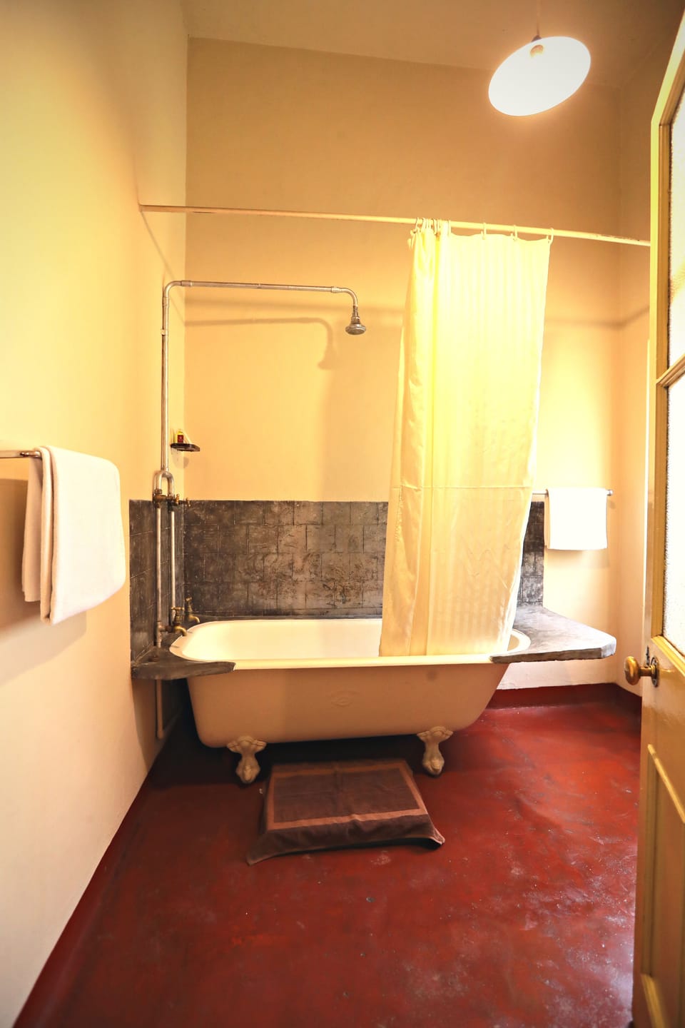 Standard Double or Twin Room | Bathroom | Shower, rainfall showerhead, free toiletries, hair dryer