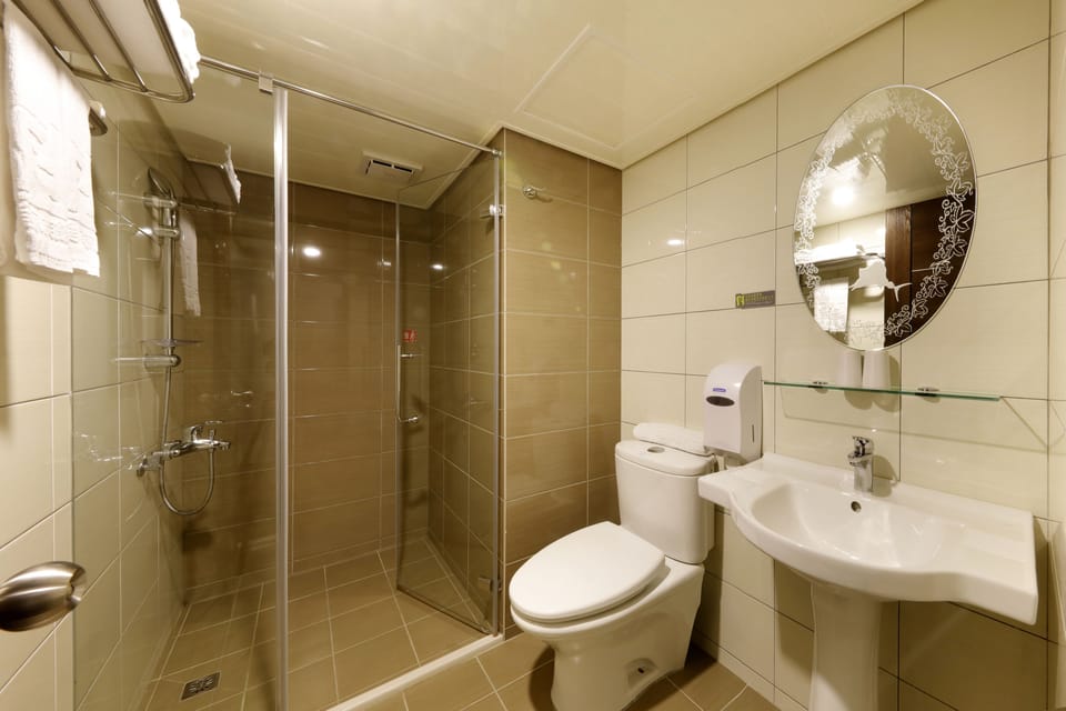 Deluxe Twin Room | Bathroom | Shower, rainfall showerhead, hair dryer, slippers