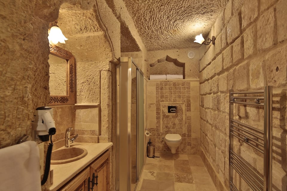 Family Cave Suite  | Premium bedding, in-room safe, desk, laptop workspace