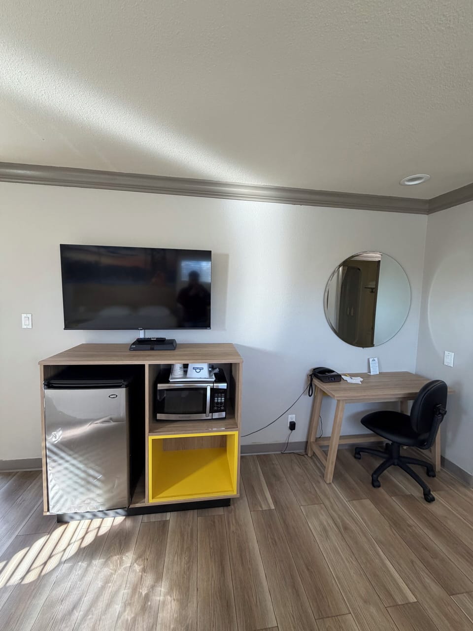 Business Room, 1 Queen Bed | In-room safe, desk, blackout drapes, iron/ironing board