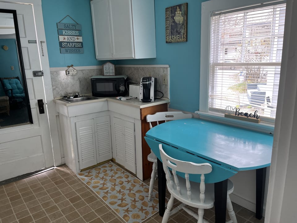 Standard Cottage, 1 Bedroom | Private kitchenette | Fridge, microwave, stovetop, coffee/tea maker