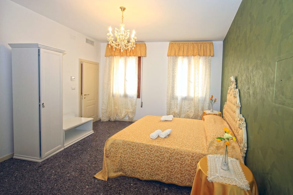 Superior Double Room | In-room safe, desk, WiFi (free), bed sheets