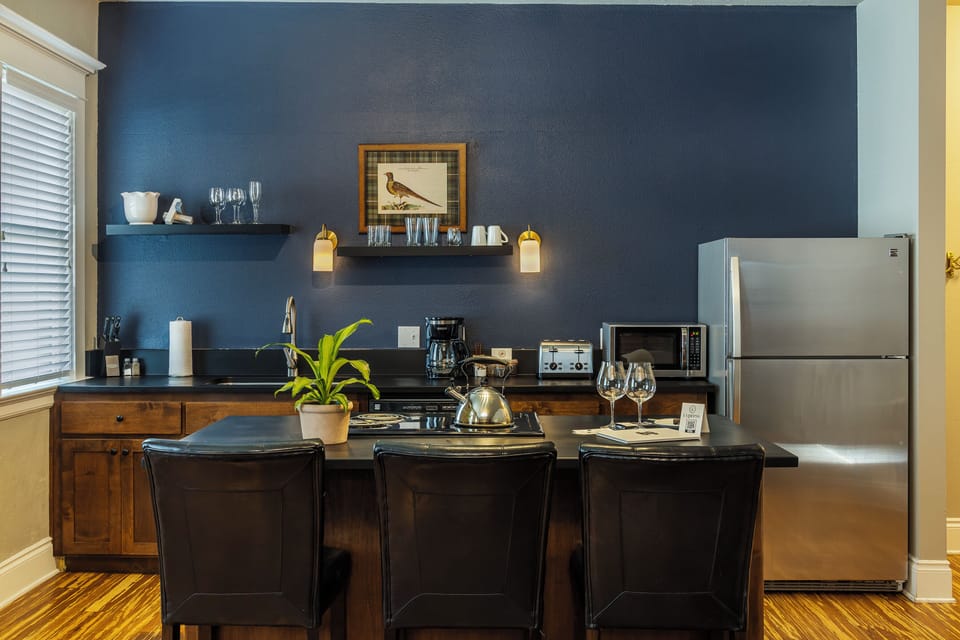 Elite Apartment, 1 King Bed, Non Smoking, Fireplace (11TH) | Private kitchen | Fridge, microwave, oven, stovetop