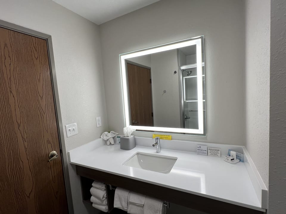 Combined shower/tub, free toiletries, hair dryer, towels