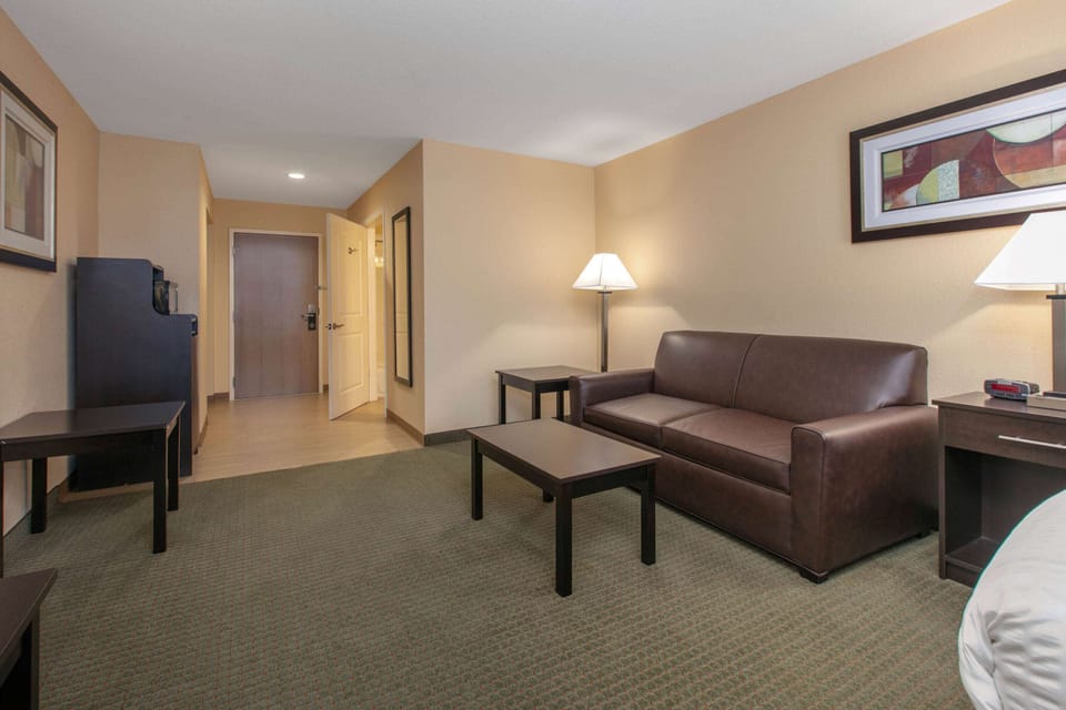 Suite, 1 King Bed, Non Smoking | Desk, iron/ironing board, cribs (free), rollaway beds (surcharge)