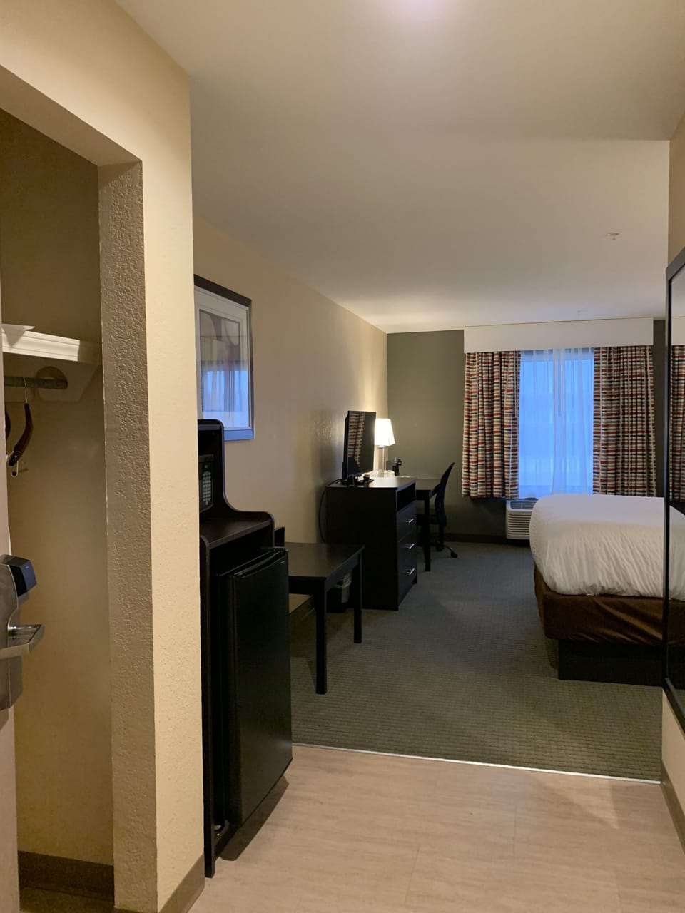 Standard Room, 1 King Bed, Non Smoking | Mini-refrigerator